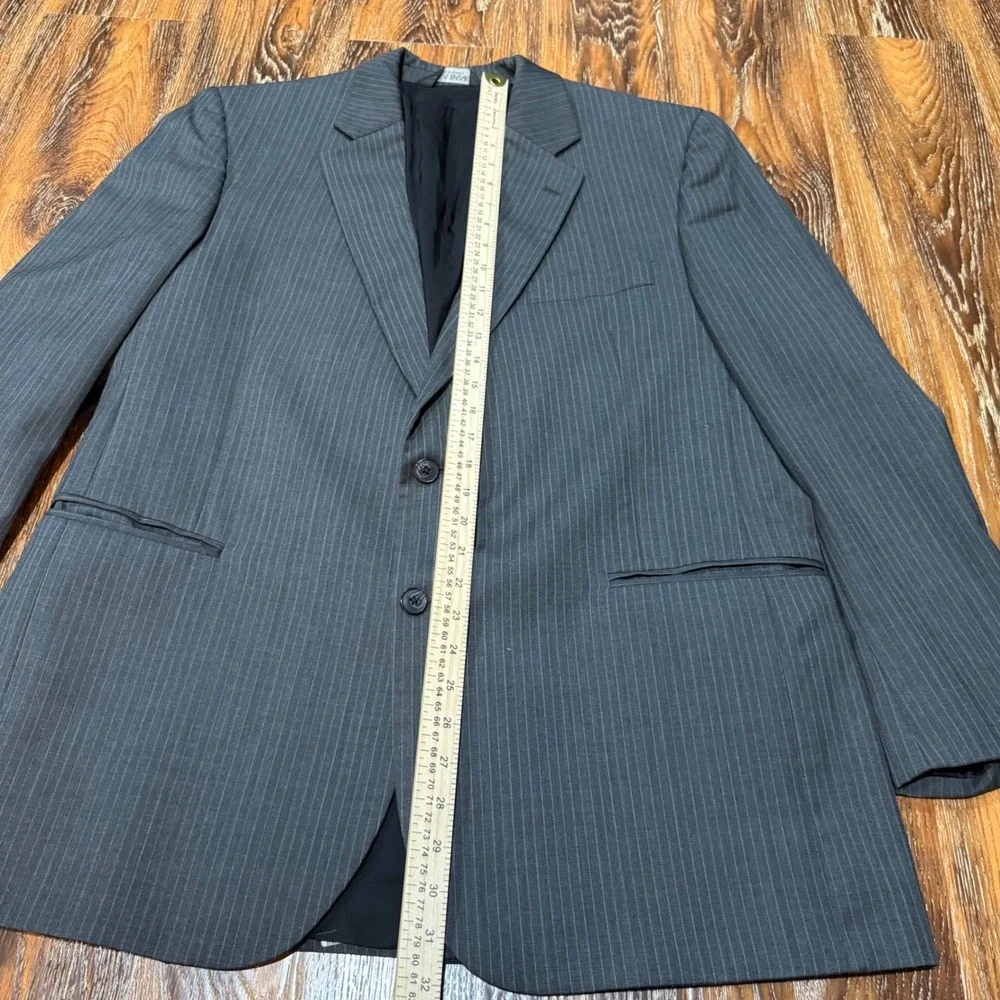 Jos A Bank Travelers Collection Men's 46R Suit 100% Wool Gray Pinstripe 2 Piece
